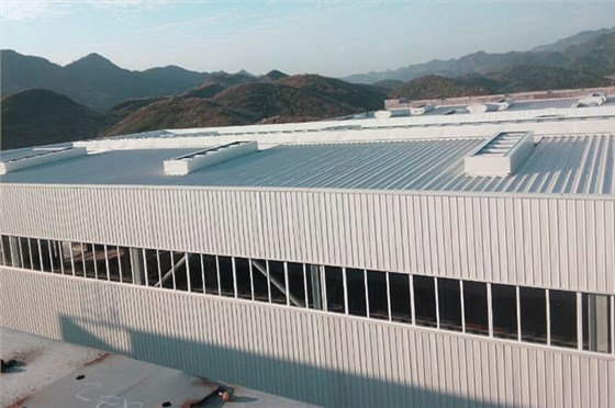 對于氫氟酸等較強的酸性環(huán)境，屋頂自然通風器應采用哪種防腐方式？